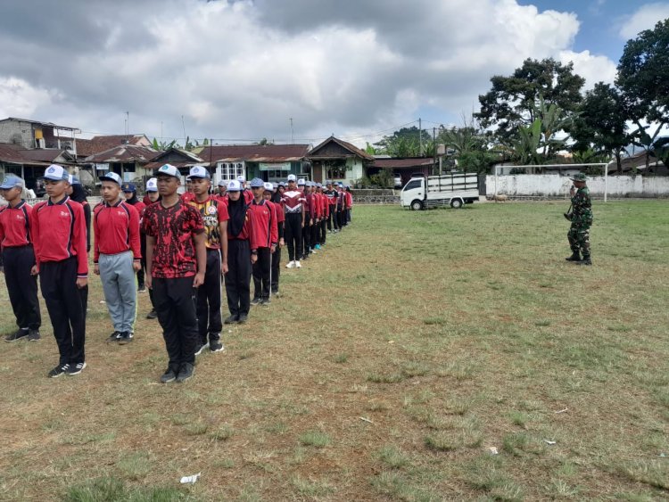 Babinsa Bersama Babinkamtibmas Karangkobar Latih Paskibra Kecamatan Karangkobar