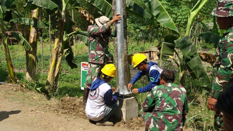 Satgas TMMD Mulai Bergerak Pasang Tiang Lampu PJU di 6 Titik Desa Windurojo