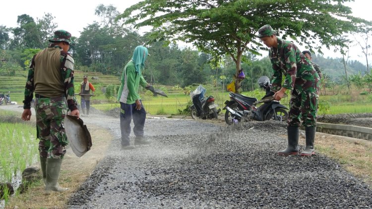 Petani Desa Windurojo Bersyukur Jalannya Dibangun TMMD