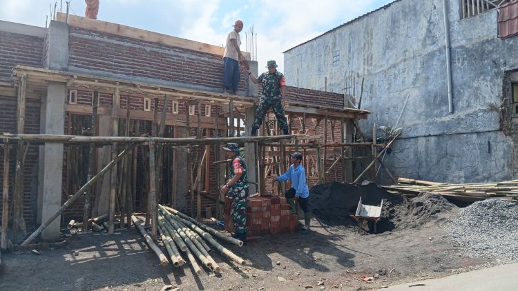 Babinsa Koramil 04 Karangkobar Kerja Bakti Bantu Bangun Rumah Warga Binaan