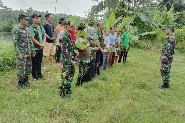 Babinsa Koramil Klampok Pendamping Penanaman Pohon