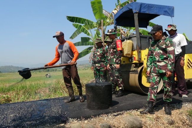 Dansatgas TMMD Pimpin Pengaspalan Jalan Di Desa Windurojo