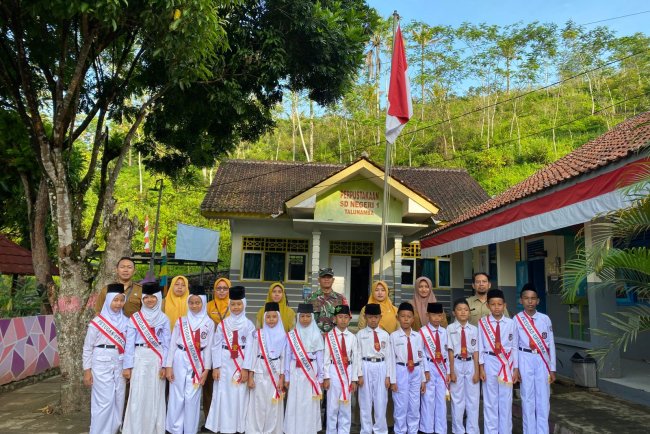 Babinsa Koramil 14/Madukara Jadi Pembina Upacara di SD Negeri 1 Talunamba