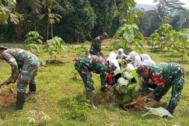 Penyulaman Tanaman Jabon Dalam Program Penghijauan Di Kecamatan Wanadadi