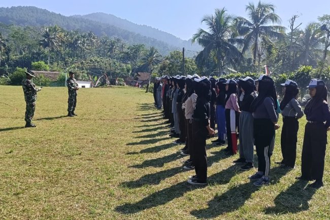 Persiapkan Upacara HUT RI Ke -80  Babinsa Latih Paskibra Tingkat Desa