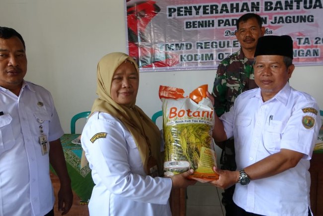 Dinas Ketahanan Pangan dan Pertanian Kabupaten Pekalongan Salurkan Bantuan Benih Padi dan Jagung untuk Petani Desa Windurojo