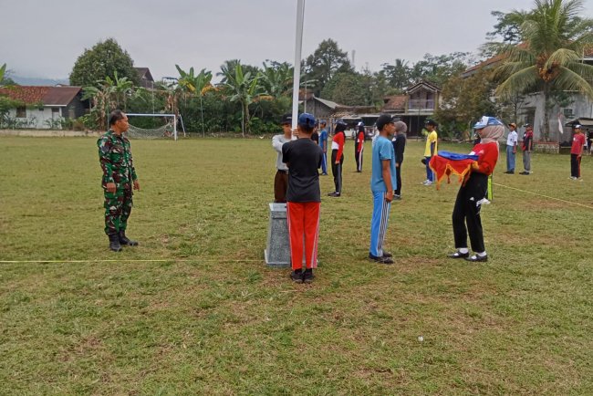 Persiapkan Upacara HUT RI Ke -80  Babinsa dan Bhabinkamtibmas Melatih Paskibra Tingkat Kecamatan Di Wilayah Binaan