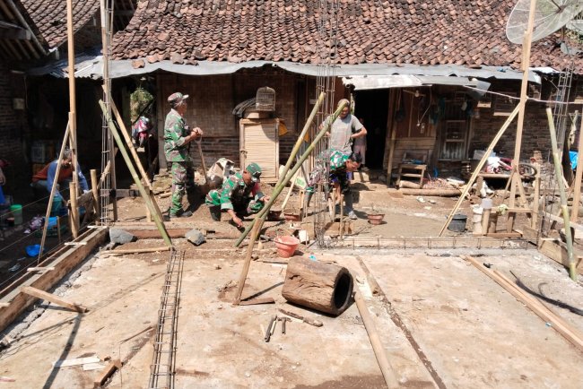 Koramil 08 Purwanegara Bersama Warga Gotong Royong Rehab Rumah Warga