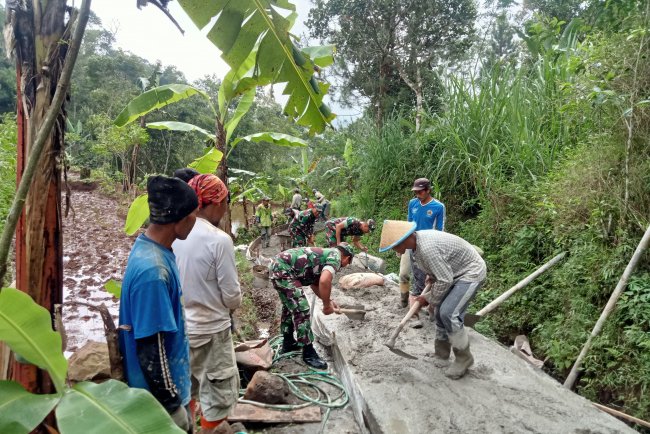Danramil 06 Kalibening Bantu Warga Membuat Jalan Usaha Tani