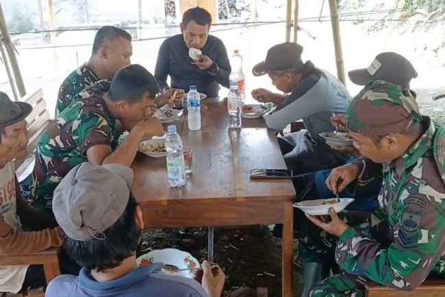 Satgas TMMD Reguler 125 Kodim 0710/Pekalongan Makin Akrab dengan Warga Desa Windurojo