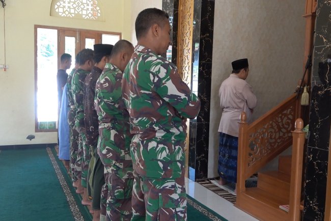 Anggota Satgas TMMD Reguler 125 Laksanakan Sholat Dhuhur Berjamaah di Masjid Jami' Al Badriyah Windurojo