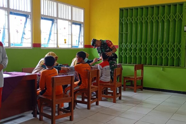 Babinsa Melaksanakan Pendampingan Kegiatan Pengecekan Kesehatan gratis 