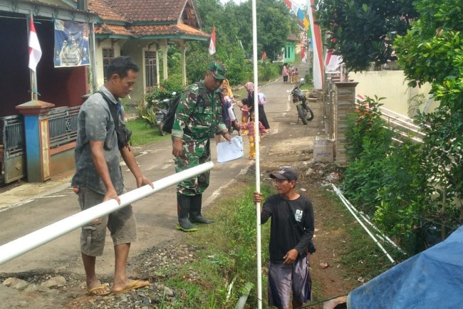 Satgas TMMD Reguler ke-125 Kodim 0710/Pekalongan Mulai Lakukan Pengukuran Pipa untuk Pipanisasi Air Bersih di Desa Windurojo