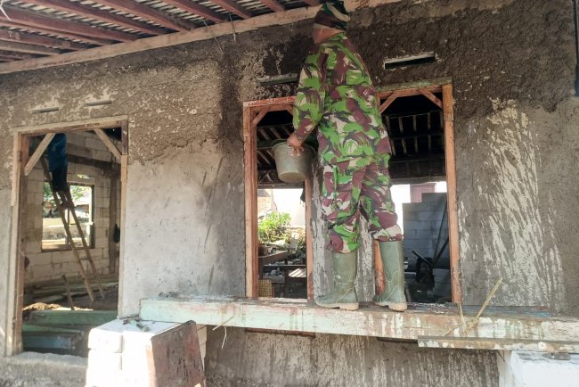 Satgas TMMD Reguler ke-125 Kodim 0710/Pekalongan Mulai Plester Dinding Rumah Bapak Kirno di Desa Windurojo