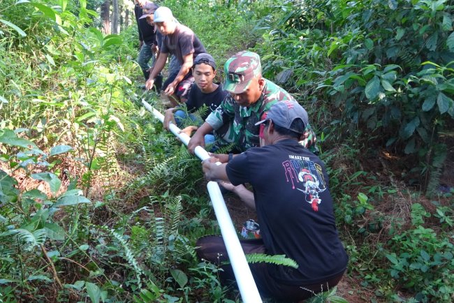 Kompak! Satgas TMMD Reguler 125 Kodim 0710/Pekalongan dan Warga Pasang Pipanisasi untuk Air Bersih di Desa Windurojo