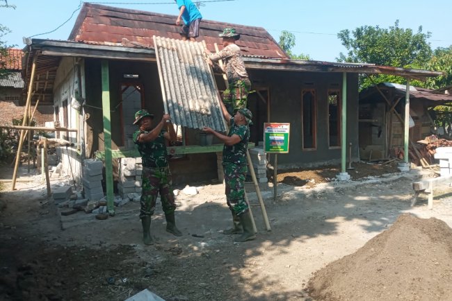 Satgas TMMD Kodim 0710/Pekalongan Mulai Pasang Atap Asbes di Rumah Bapak Kirno, Sasaran RTLH di Dukuh Karangmoncol