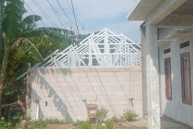 Satgas TMMD Reguler 125 Kodim 0710/Pekalongan Pasang Rangka Baja Ringan RTLH Milik Ibu Wartini di Dukuh Leles