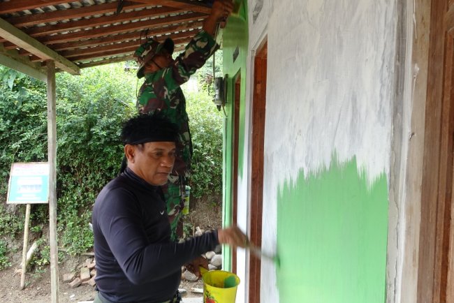 Satgas Tmmd Reguler 125 Kodim 0710/Pekalongan Finishing Rumah Pak Kardi Dengan Cat Hijau Army Di Dukuh Karangmoncol