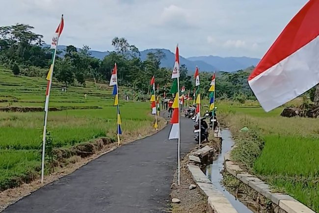 Jelang Penutupan Tmmd Reguler Ke-125, Kodim 0710/Pekalongan Pasang Umbul-Umbul Di Jalan Desa Windurojo
