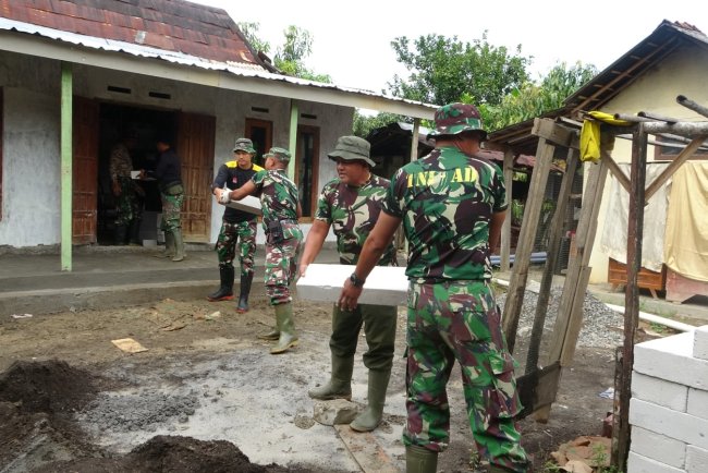 Anggota Satgas Tmmd Reguler Ke-125 Bantu Rapikan Rumah Warga Di Dukuh Karangmoncol