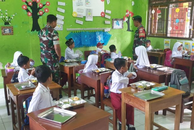 Danposramil Beserta Anggota Babinsa Posramil pagedongan Koramil 01 Melaksanakan Pendampingan MBG