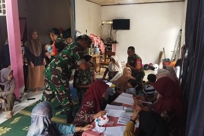 Babinsa Koramil 04 Karangkobar Ikut Membantu Kegiatan Posyandu Balita