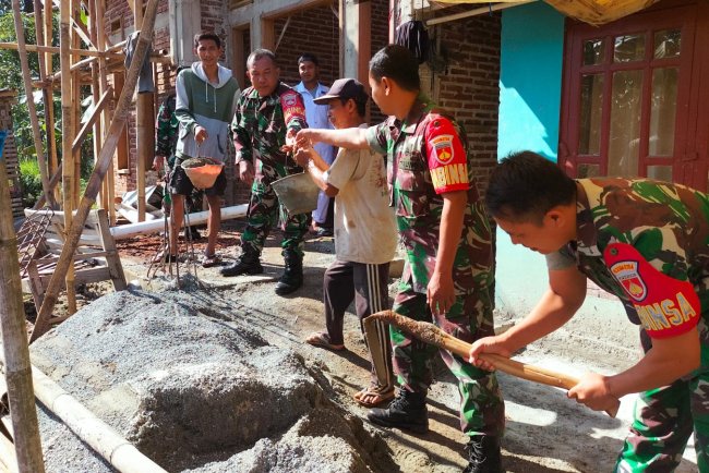 Danramil 11 Punggelan  Dampingi Perbaikan RTLH di Wilayah Binaan