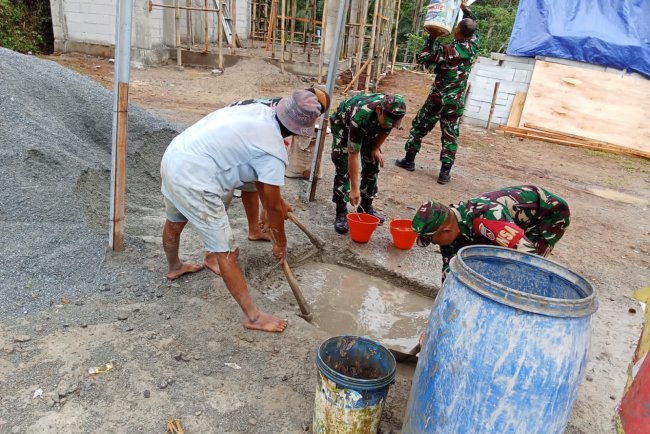 Babinsa Koramil Banjarmangu Bantu Warga Bangun RTLH