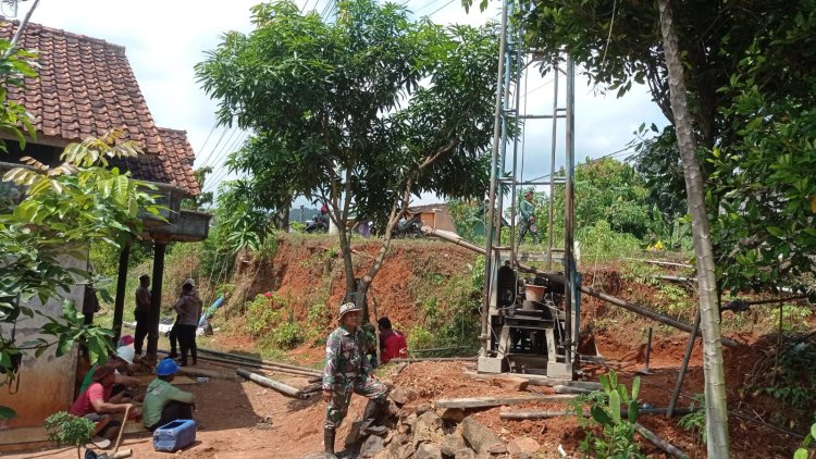 Satgas TMMD Bersama Warga Garap Sumur Bor di Dukuh Karang Moncol