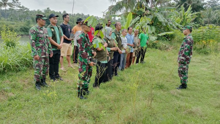 Babinsa Koramil Klampok Pendamping Penanaman Pohon