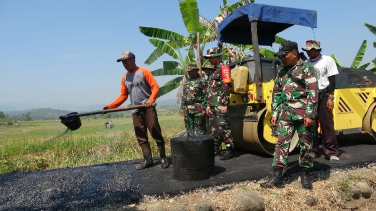 Dansatgas TMMD Pimpin Pengaspalan Jalan Di Desa Windurojo