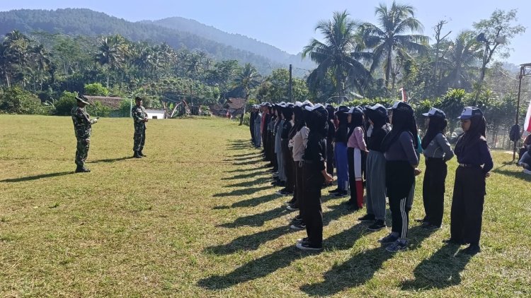 Persiapkan Upacara HUT RI Ke -80  Babinsa Latih Paskibra Tingkat Desa