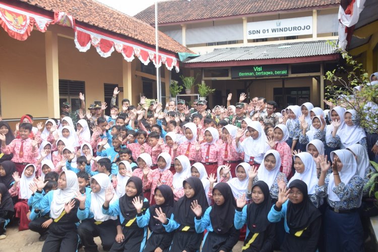 Tim Wasev TMMD dari Mabesad Disambut Meriah oleh Anak Sekolah Desa Windurojo
