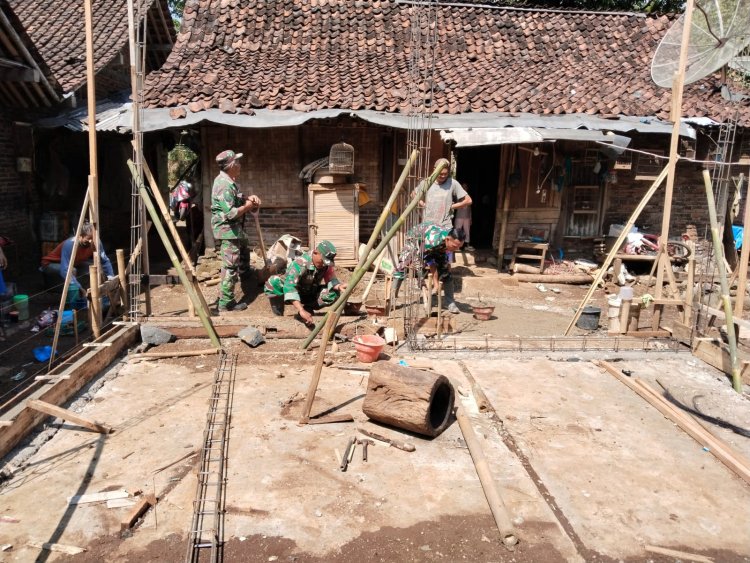 Koramil 08 Purwanegara Bersama Warga Gotong Royong Rehab Rumah Warga