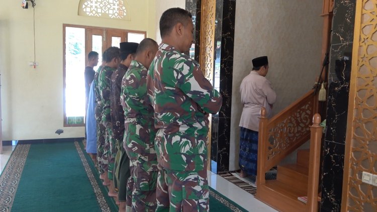 Anggota Satgas TMMD Reguler 125 Laksanakan Sholat Dhuhur Berjamaah di Masjid Jami' Al Badriyah Windurojo