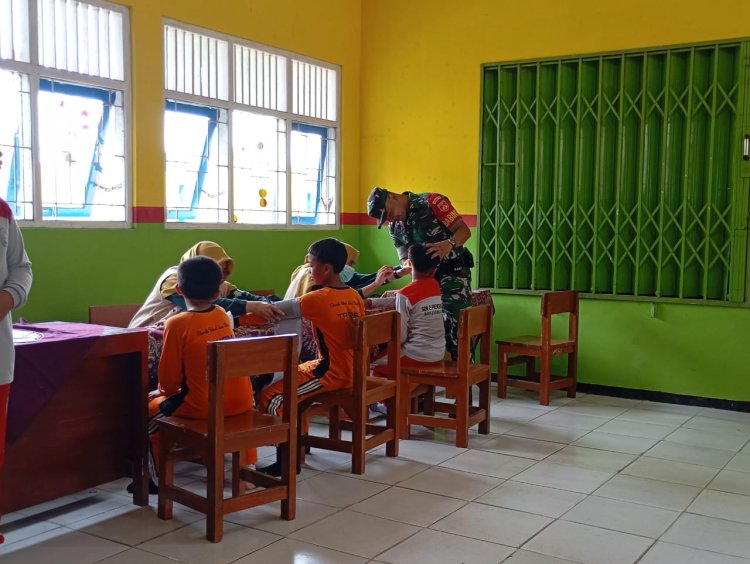 Babinsa Melaksanakan Pendampingan Kegiatan Pengecekan Kesehatan gratis 