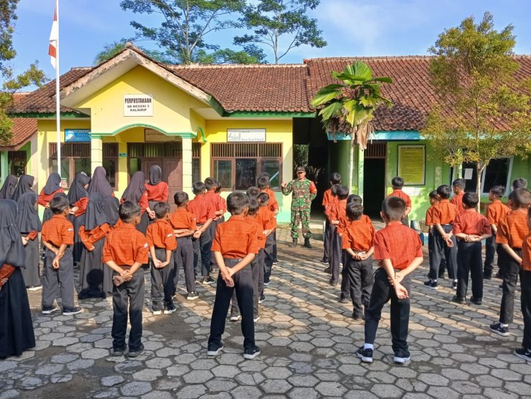 Babinsa Koramil 14/Madukara melaksanakan pembinaan karakter  di SD Negeri 3 kaliurip