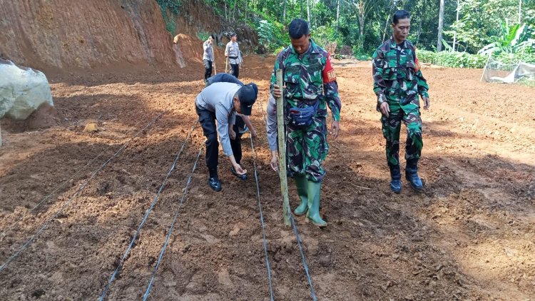 Babinsa Koramil 10 Bawang Ajak Santri dan Warga Tanam Jagung Wujudkan Ketahanan Pangan