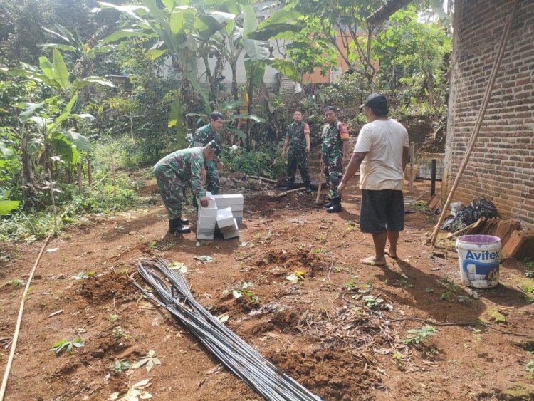 Danramil 11/Punggelan  Dampingi Pembangunan RTLH di Wilayah Binaan