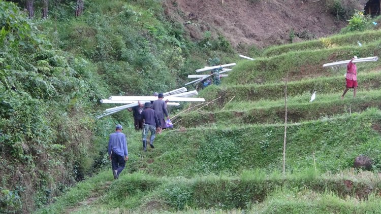 Luar Biasa! Satgas TMMD Reguler ke-125 Kodim 0710/Pekalongan dan Warga Pikul Pipa 1 Km Demi Air Bersih