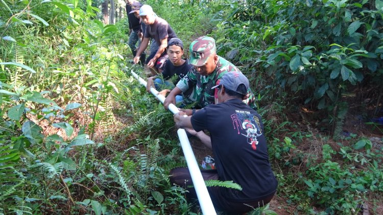 Kompak! Satgas TMMD Reguler 125 Kodim 0710/Pekalongan dan Warga Pasang Pipanisasi untuk Air Bersih di Desa Windurojo