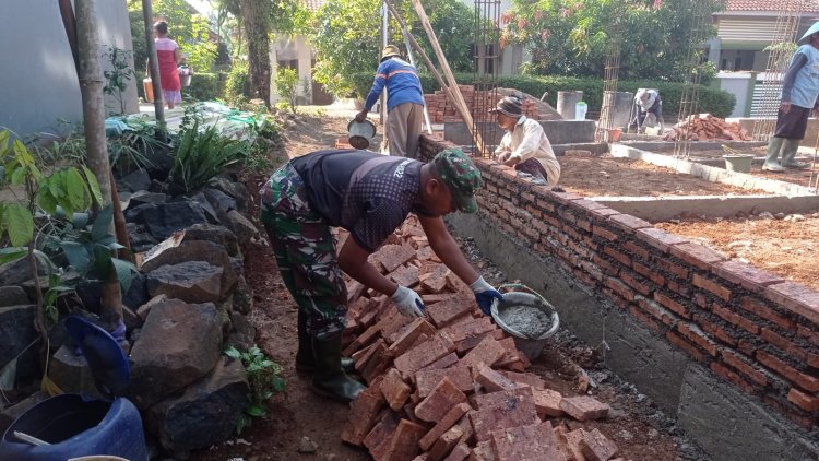 Satgas TMMD Kodim 0710/Pekalongan dan Warga Pasang Pondasi dan Batu Bata RTLH Milik Ibu Wartem