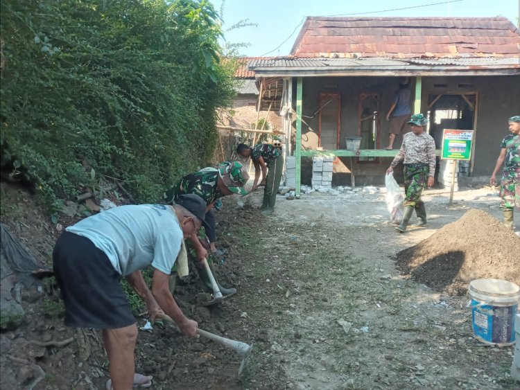 Satgas TMMD Kodim 0710/Pekalongan dan Warga Bangun Saluran Air di Rumah Bapak Kirno, Dukuh Karangmoncol