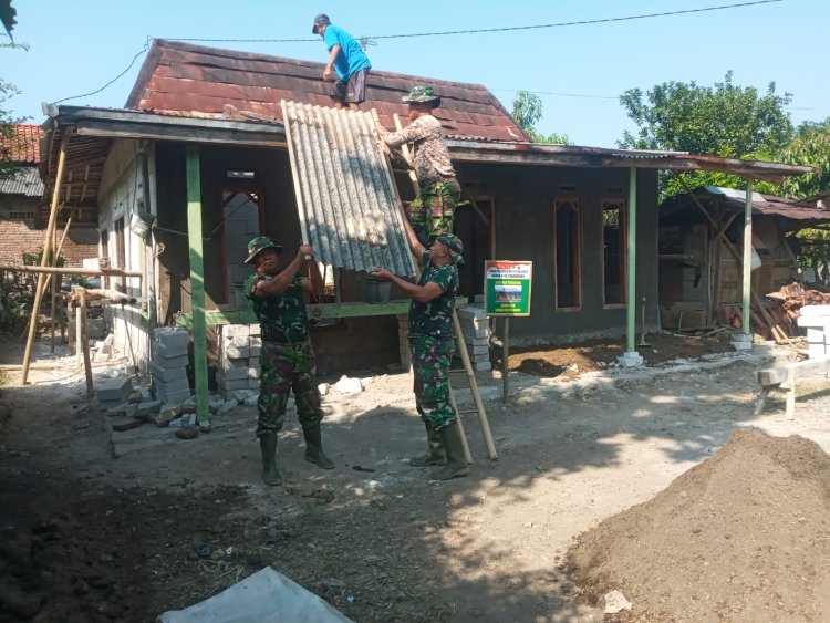 Satgas TMMD Kodim 0710/Pekalongan Mulai Pasang Atap Asbes di Rumah Bapak Kirno, Sasaran RTLH di Dukuh Karangmoncol