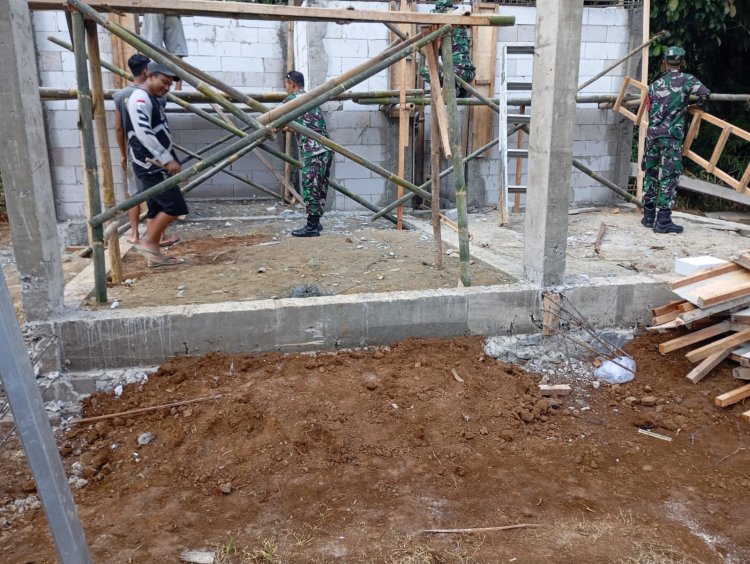 Babinsa Koramil Banjarmangu Bantu Warga Bangun RTLH