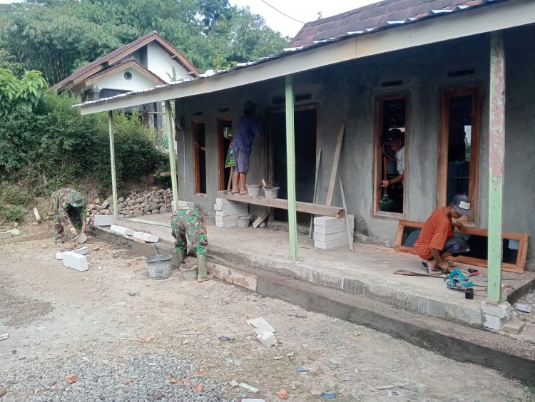 Satgas TMMD Reguler 125 Kodim 0710/Pekalongan Laksanakan Pemlesteran Lantai Depan Rumah Bapak Kirno di Dukuh Karangmoncol