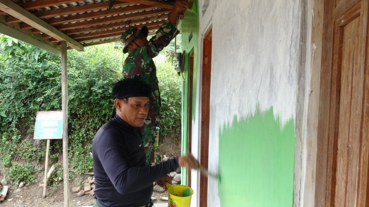 Satgas Tmmd Reguler 125 Kodim 0710/Pekalongan Finishing Rumah Pak Kardi Dengan Cat Hijau Army Di Dukuh Karangmoncol