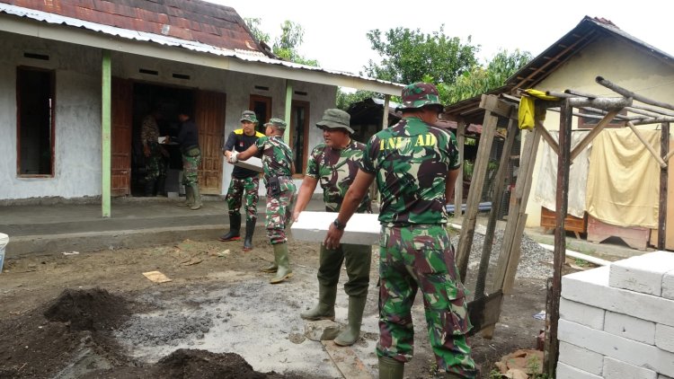 Anggota Satgas Tmmd Reguler Ke-125 Bantu Rapikan Rumah Warga Di Dukuh Karangmoncol