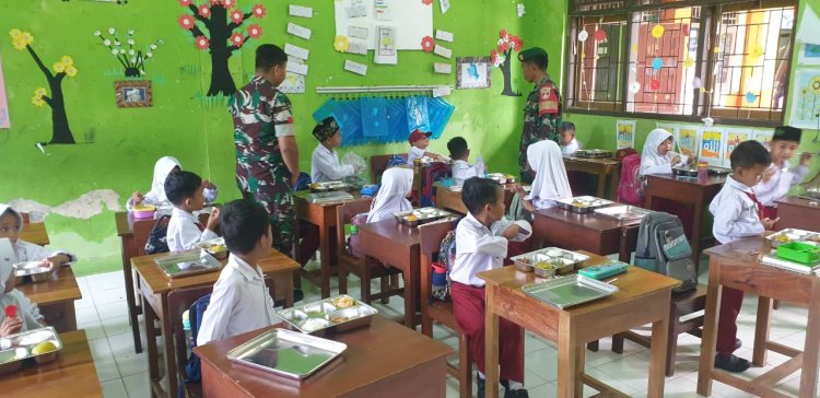 Danposramil Beserta Anggota Babinsa Posramil pagedongan Koramil 01 Melaksanakan Pendampingan MBG