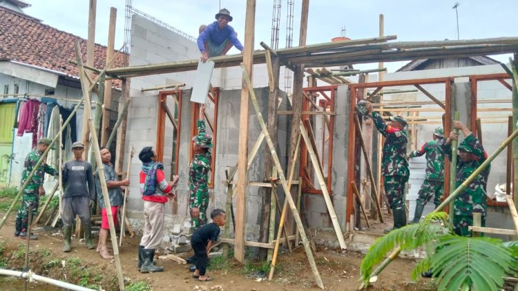 Sukseskan Program Unggulan Kasad Babinsa Koramil 16 Pejawaran Bantu Pembangunan Rumah Tidak Layak Huni